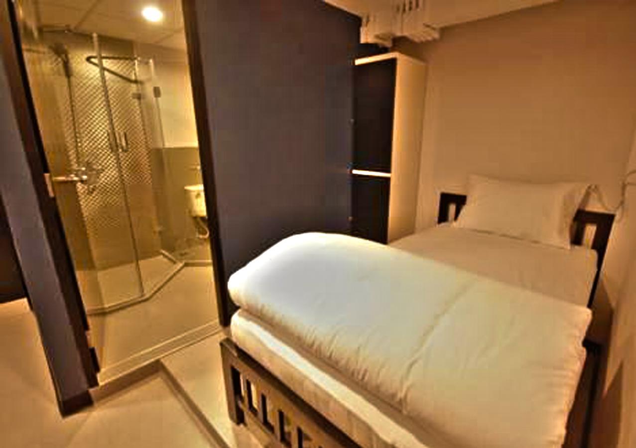 The Blocks Hostel Sukhumvit 10 Banguecoque Exterior foto