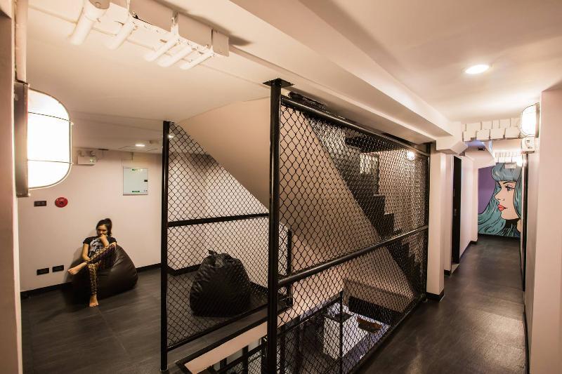 The Blocks Hostel Sukhumvit 10 Banguecoque Exterior foto